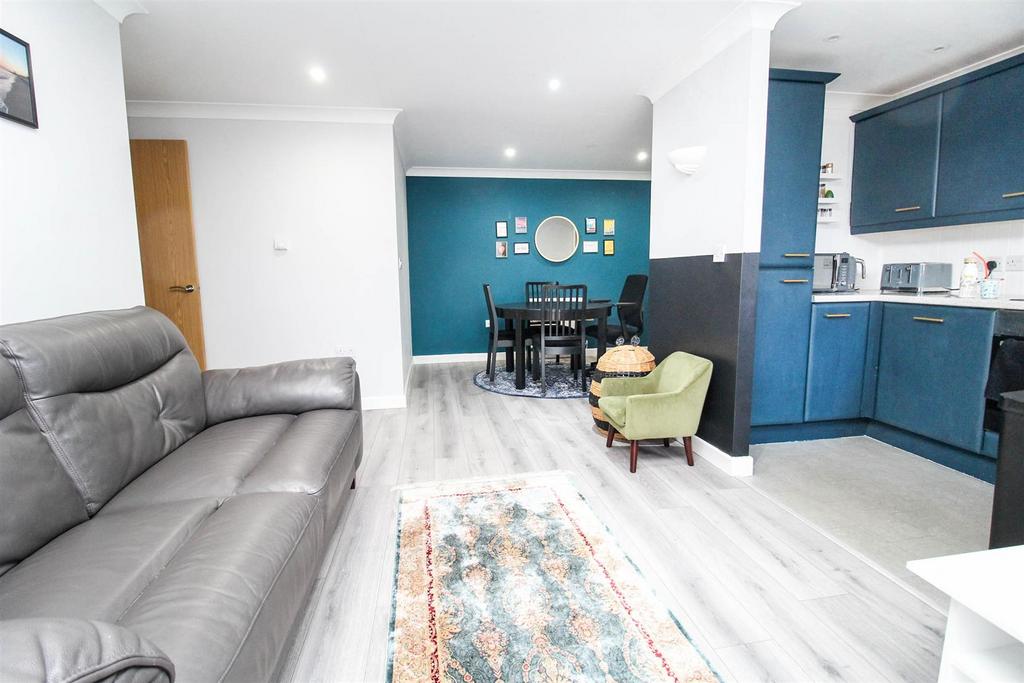 Gadebury Heights, Bury Road, Hemel Hempstead HP1 2 bed flat for sale