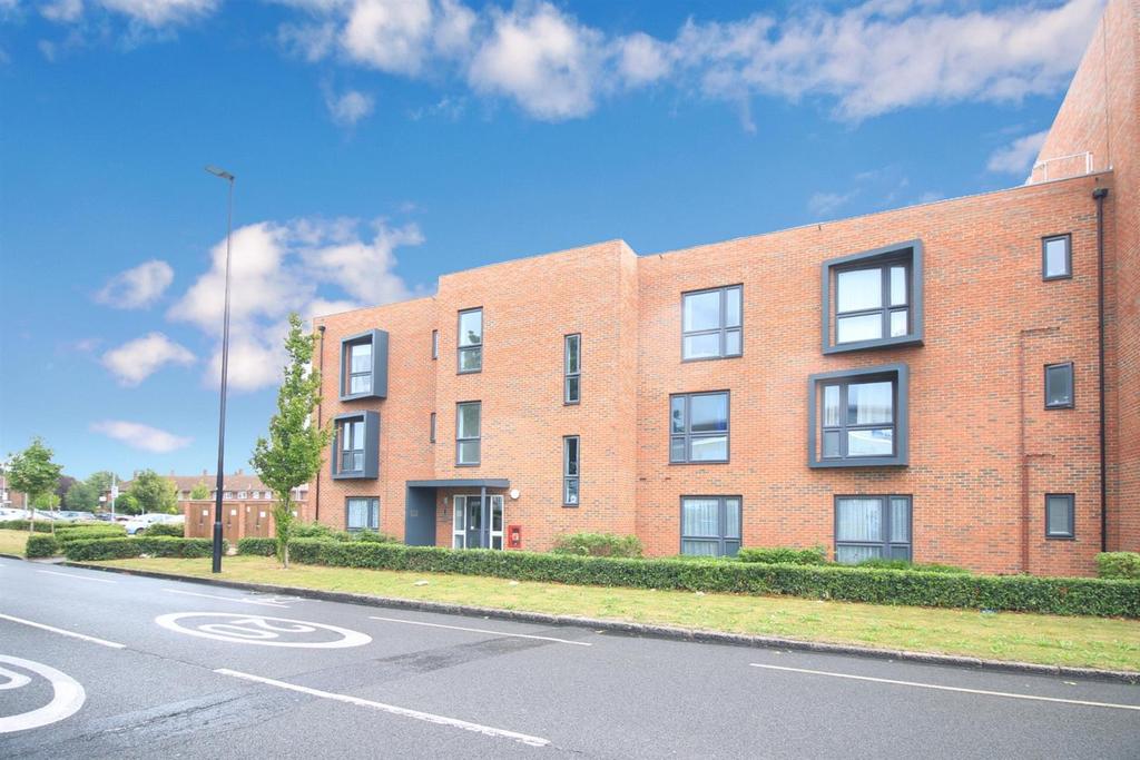 Halton Court, Heston TW5 2 bed apartment for sale £349,950