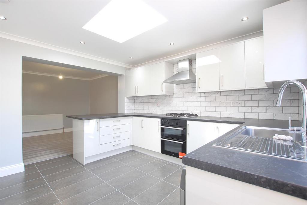 Marvell Avenue, Hayes UB4 4 bed semidetached house £1,995 pcm (£460 pw)