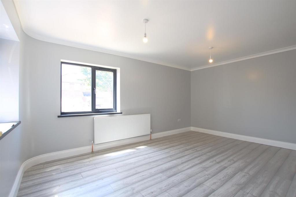 Marvell Avenue, Hayes UB4 4 bed semidetached house £1,995 pcm (£460 pw)