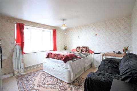33 Harlech Gardens, Hounslow, TW5 9PR