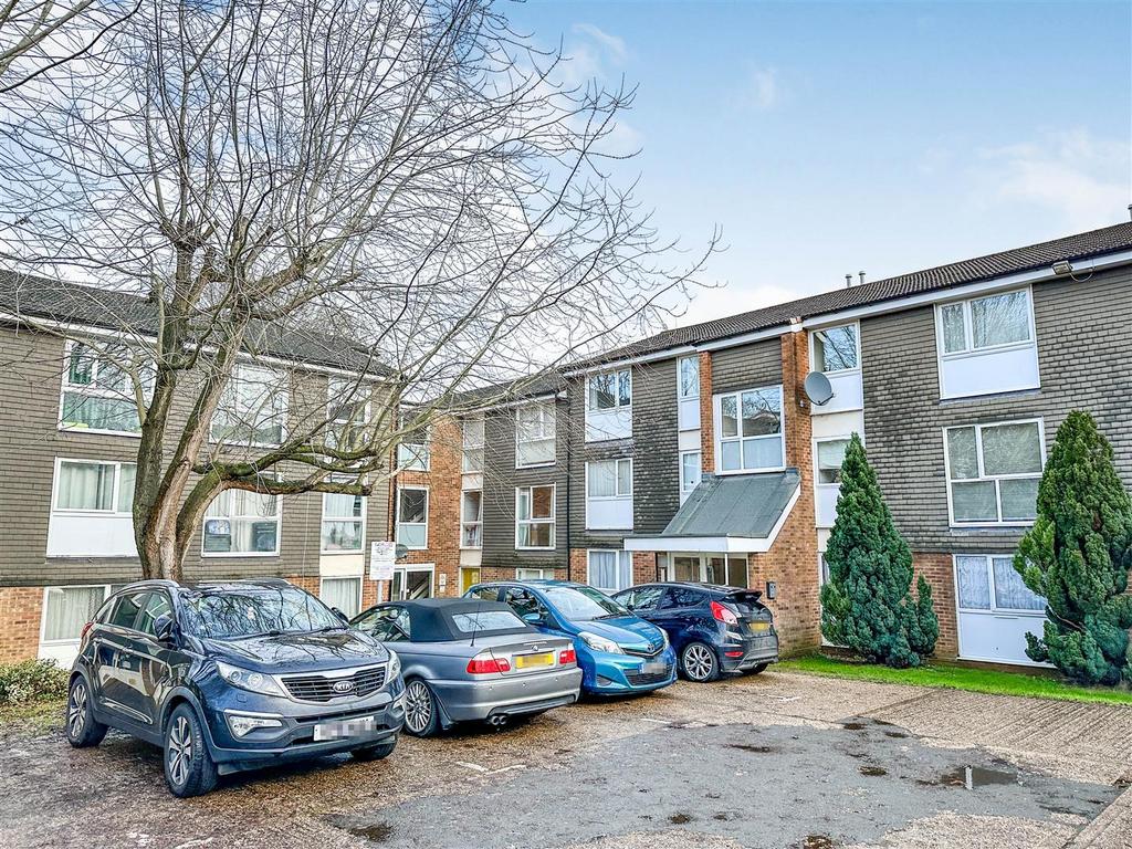 Cuffley Court, Hemel Hempstead HP2 2 bed flat £208,333