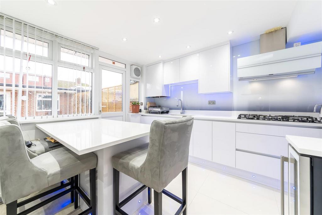 Fern Lane, Heston TW5 3 bed semidetached house for sale £690,000