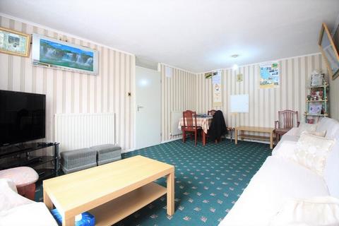 26 Scott Gardens, Hounslow, TW5 9JX