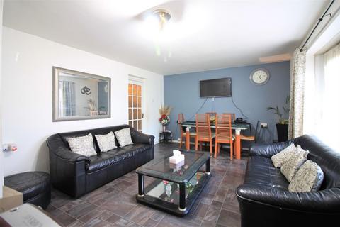 144 Harlech Gardens, Hounslow, TW5 9PT