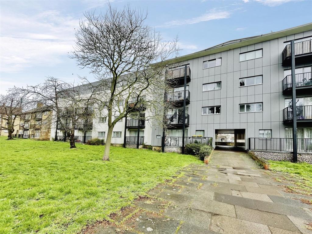Longlands, Hemel Hempstead HP2 2 bed apartment for sale £270,000