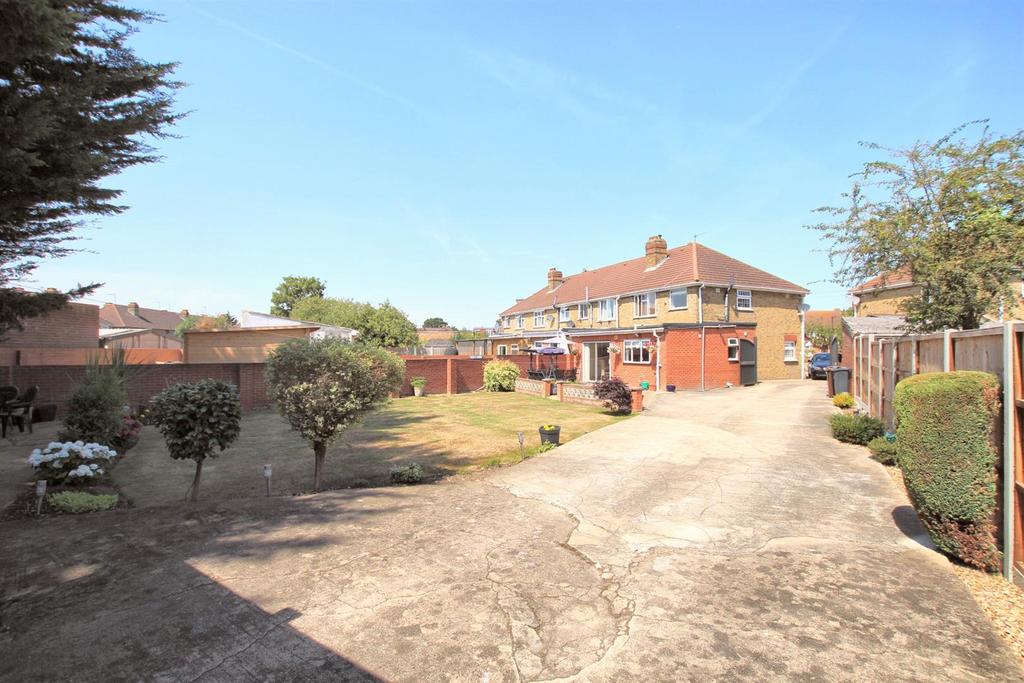 Meadowbank Gardens, Cranford TW5 3 bed end of terrace house for sale