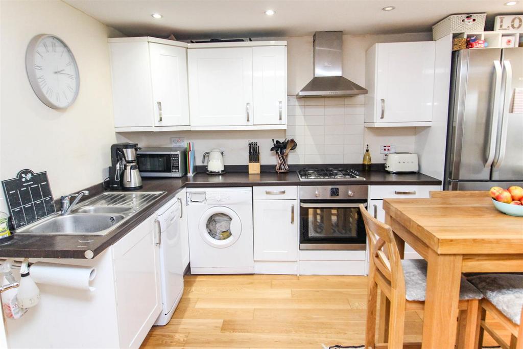 Deaconsfield Road, Hemel Hempstead HP3 2 bed £300,000