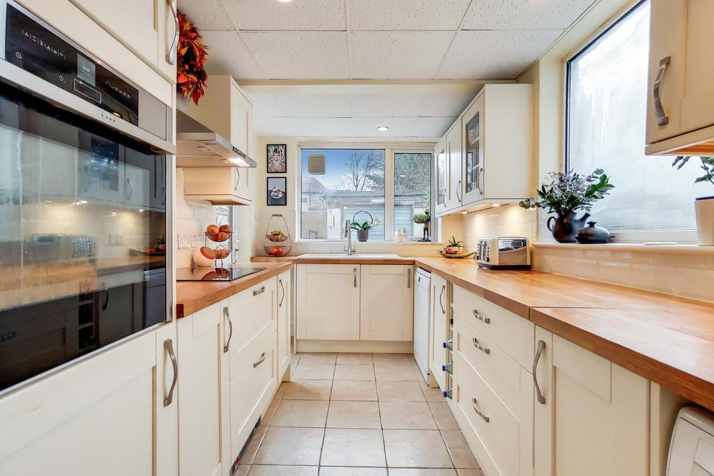Melthorne Drive, Ruislip HA4 5 bed semidetached house £640,000