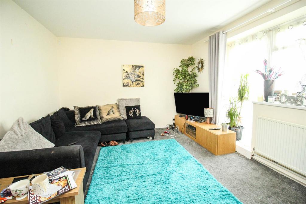 End Road, Hemel Hempstead HP3 2 bed flat for sale £197,500