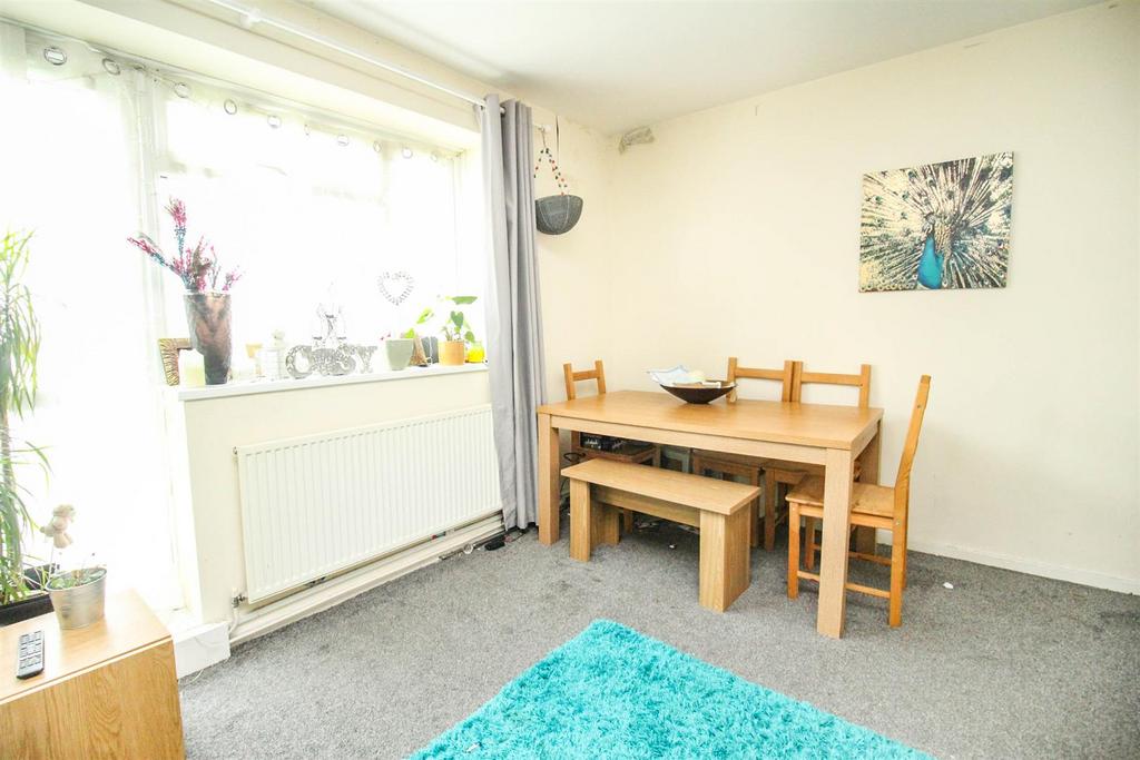 End Road, Hemel Hempstead HP3 2 bed flat for sale £197,500