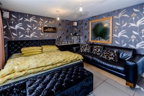 135 Harlech Gardens, Hounslow, TW5 9PT