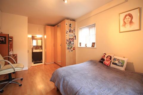 191 Ringway, Southall, UB2 5SU
