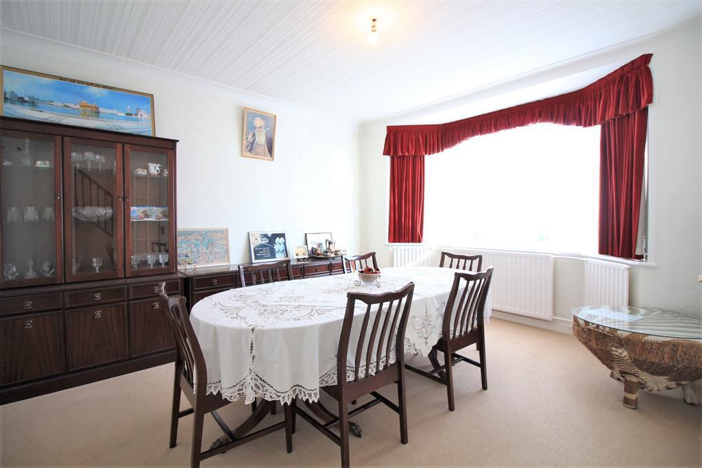 Stour Avenue, Norwood Green UB2 3 bed detached house for sale £775,000