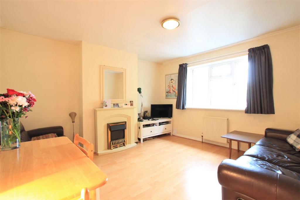 Melrose Drive, Southall UB1 2 bed for sale £299,950