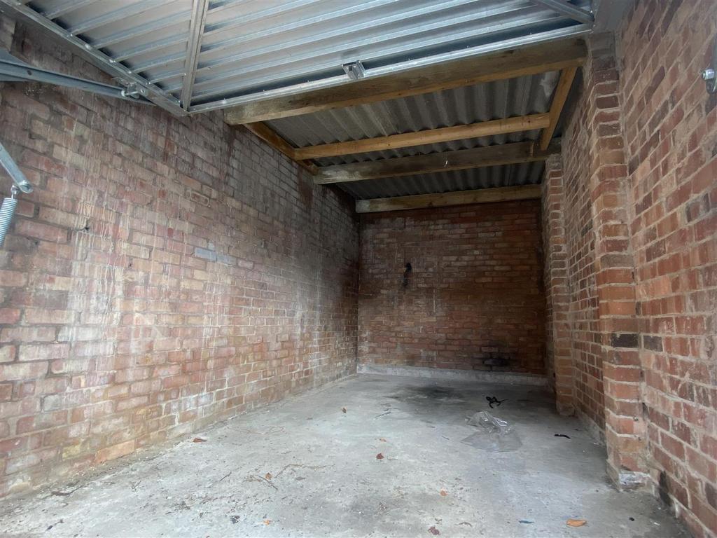 Garage to let in Barn Close, Donnington Property to rent £50 pcm (£12 pw)
