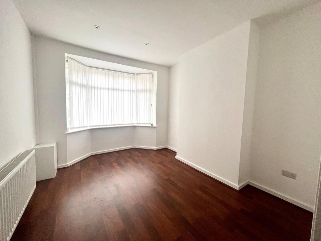 Wilkinson Street, Ellesmere Port... 3 bed end of terrace house £720 pcm (£166 pw)
