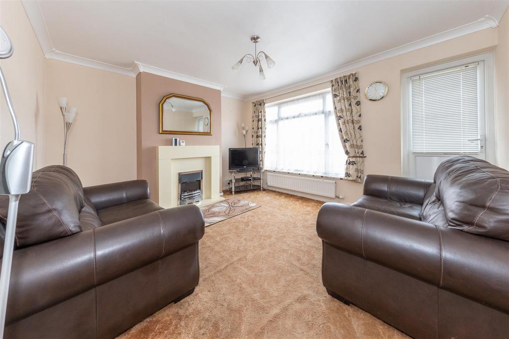 Ridgeway Avenue, Dunstable, Bedfordshire 3 bed semidetached bungalow