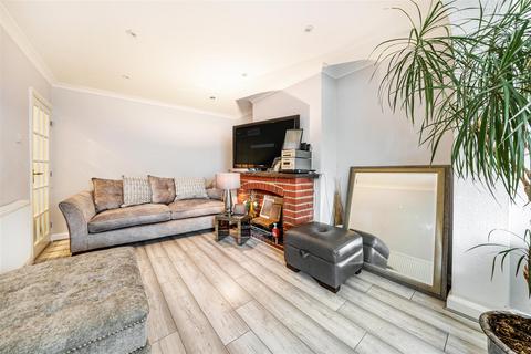 18 Hackbridge Park Gardens, Carshalton, SM5 2HD