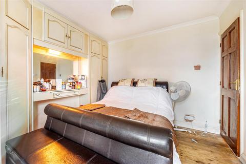 18 Hackbridge Park Gardens, Carshalton, SM5 2HD