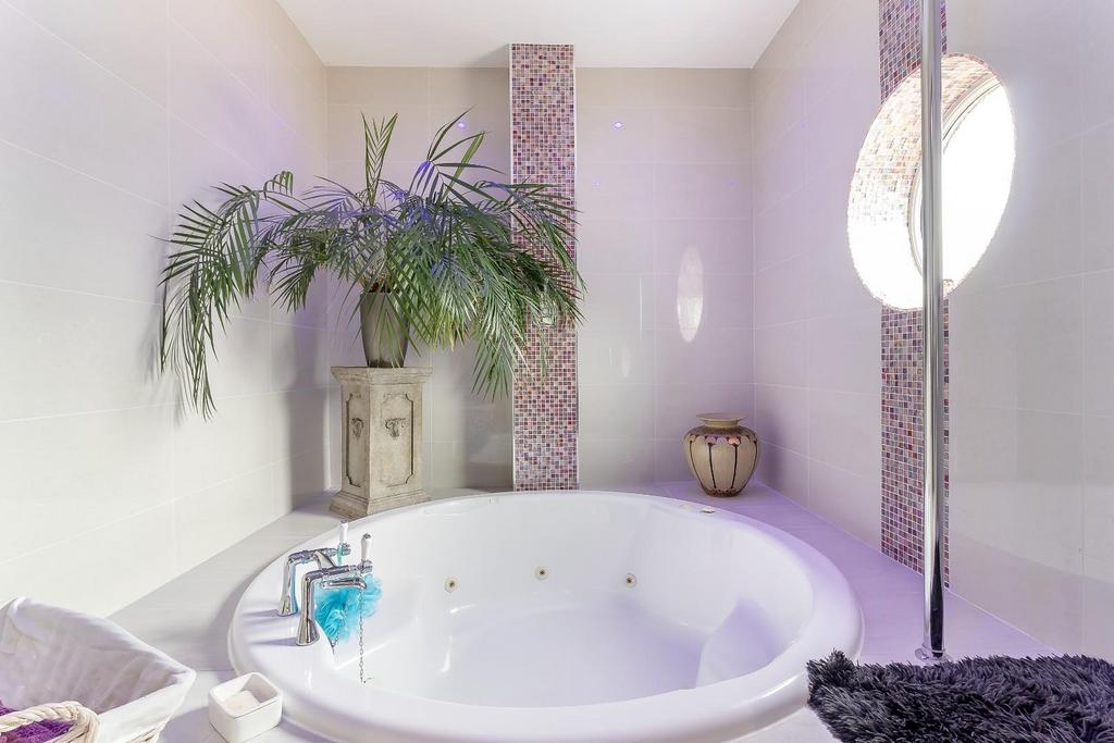 Bathroom - B.jpg