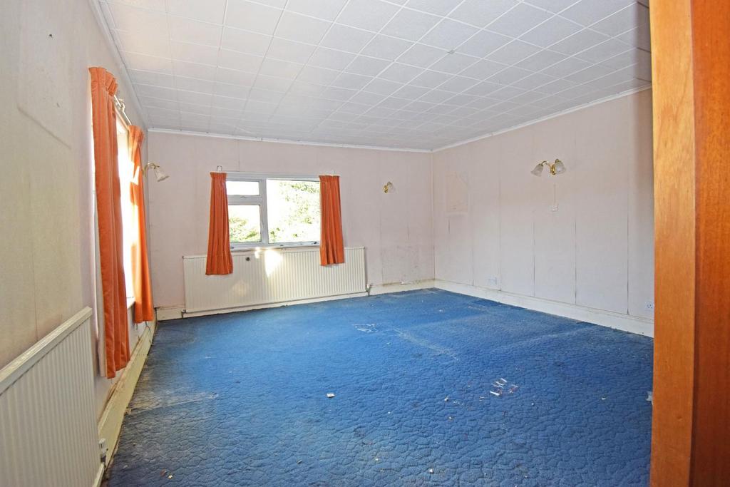 142 Worcester Road, bed 1b.jpg