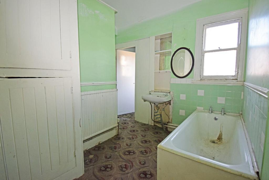 142 Worcester Road, bathroom 2.jpg