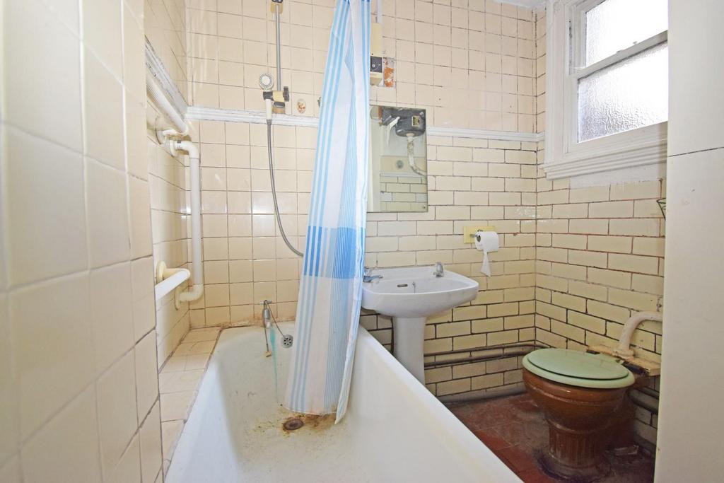 142 Worcester Road, bathroom 1.jpg