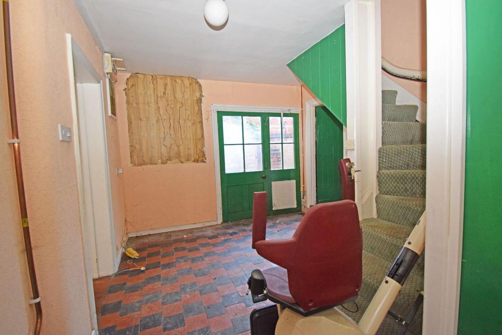 142 Worcester Road, hall.jpg