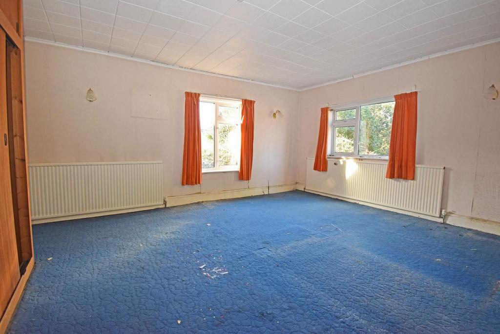 142 Worcester Road, bed 1a.jpg