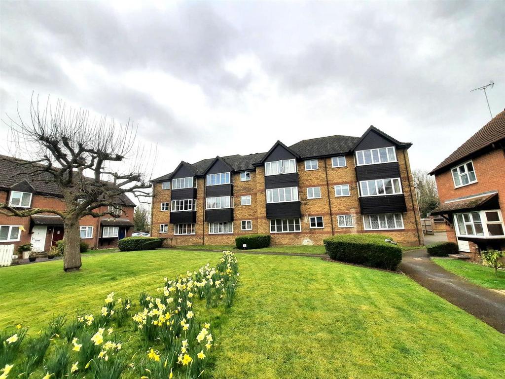 River Meads, Stanstead Abbotts, Ware 2 bed apartment £1,200 pcm (£277 pw)