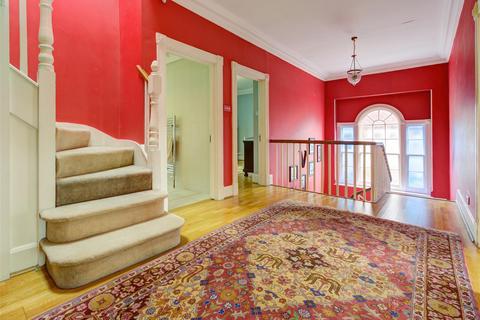20 Alvanley Gardens, London, NW6 1JD