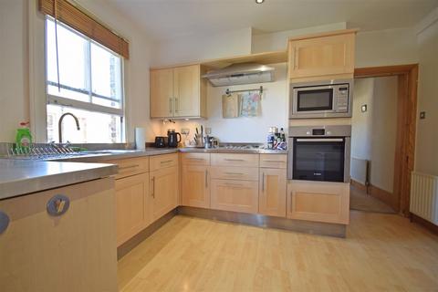 2 bedroom maisonette to rent - Godstone Road, St Margarets village