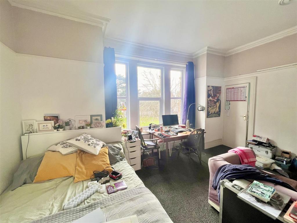 The Crescent, Studio £650 pcm (£150 pw)