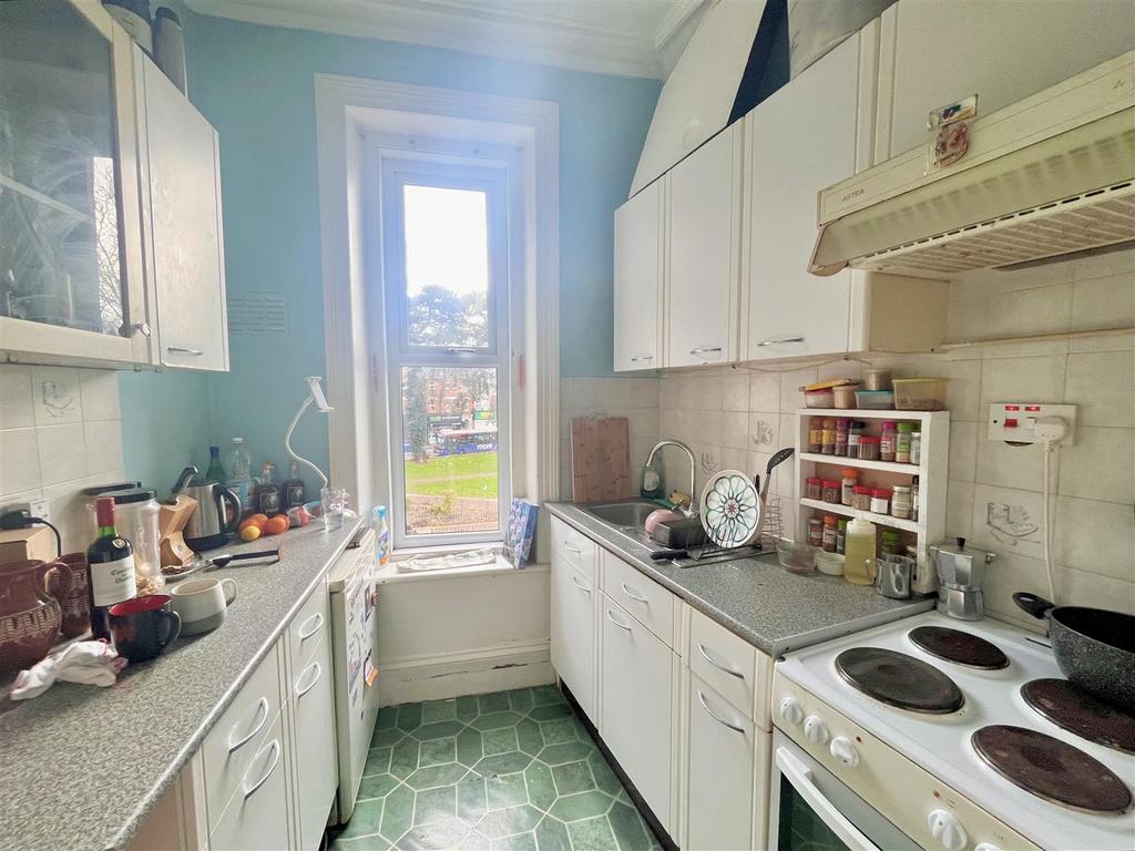 The Crescent, Studio £650 pcm (£150 pw)