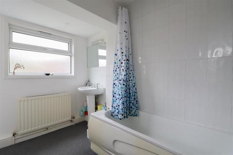 20b Denne Parade, Horsham, RH12 1JD