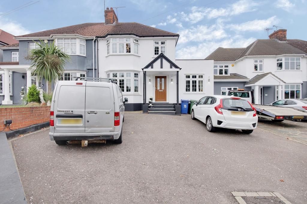 Purfleet Road, Aveley RM15 3 bed semidetached house £550,000