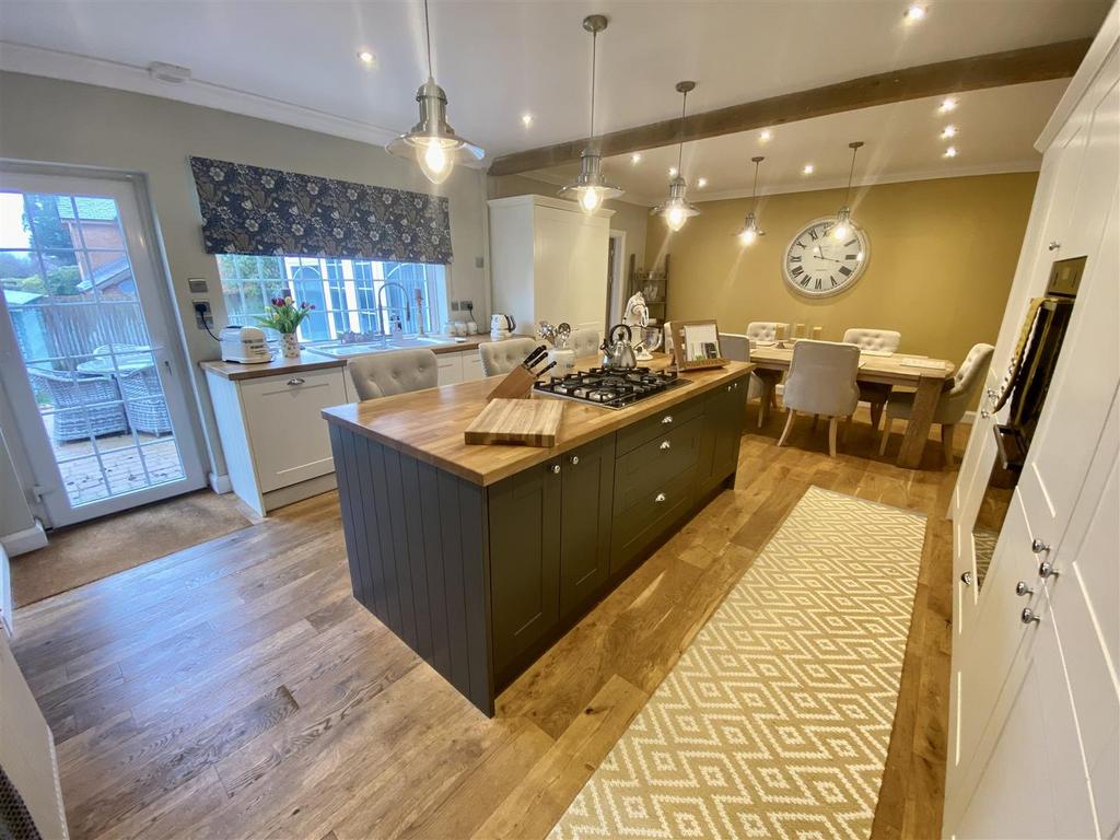 Wernoleu Road, Ammanford 4 bed detached bungalow £385,000