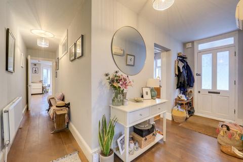 Flat 2, 25 Manor Park, London, SE13 5QZ