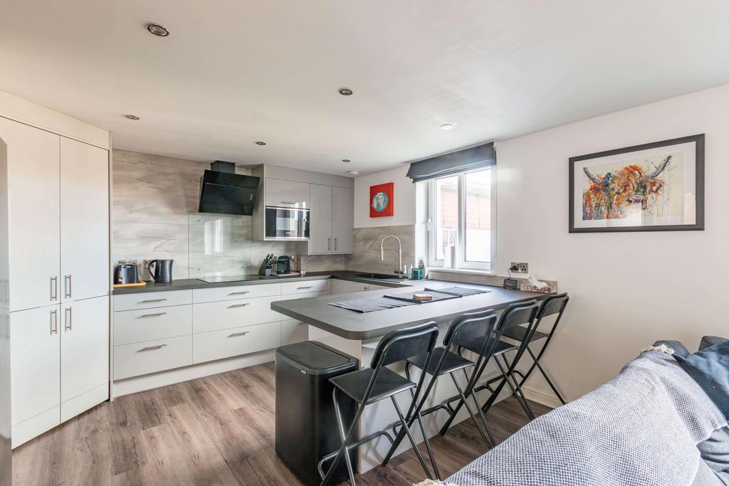 Allanfield Place Edinburgh EH7 5AJ... 3 bed flat £1,700 pcm (£392 pw)