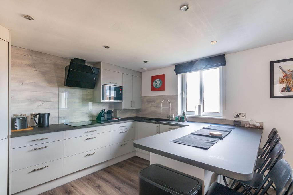 Allanfield Place Edinburgh EH7 5AJ United Kingdom 3 bed flat £1,700