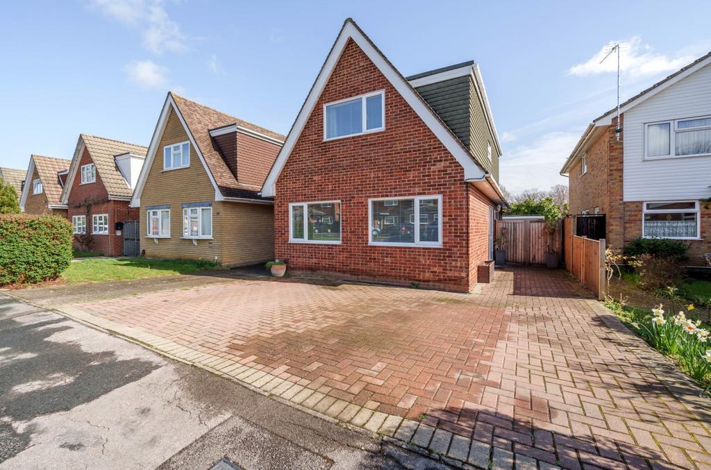 Chequer Tree Close, Knaphill, Woking, Surrey, GU21 2 bed detached house