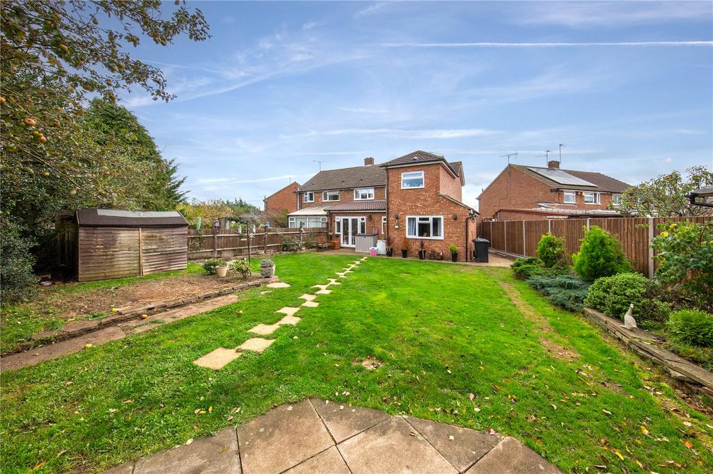 Luton, Bedfordshire LU2 4 bed semidetached house £425,000