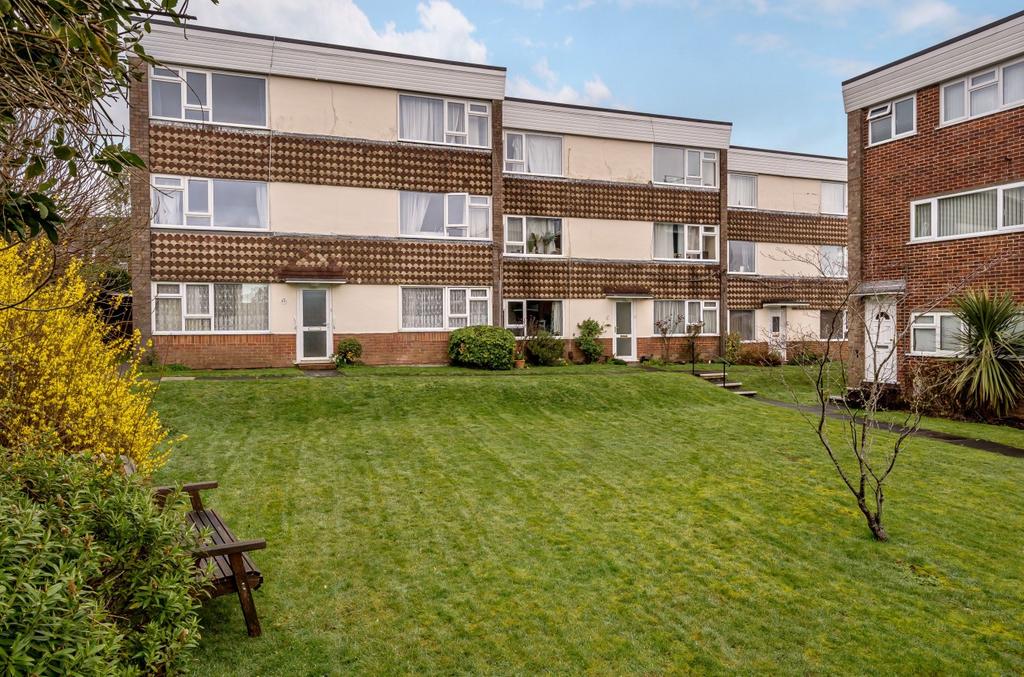 Winton Court, Winton Road, Petersfield, Hampshire, GU32 2 bed apartment