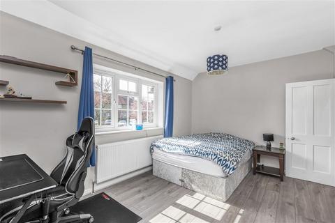 19 Henty Walk, London, SW15 5AG
