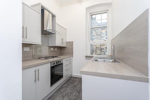 2 bedroom flat to rent, Castle Court, Stirling Town, Stirling, FK8