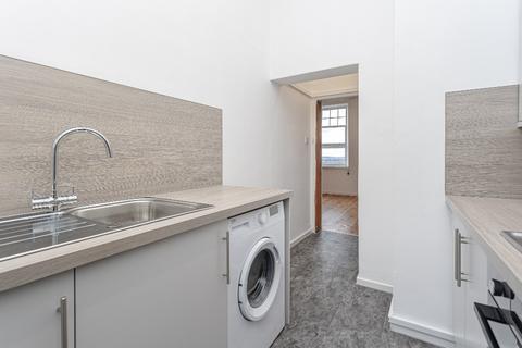 2 bedroom flat to rent, Castle Court, Stirling Town, Stirling, FK8