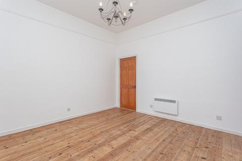 2 bedroom flat to rent, Castle Court, Stirling Town, Stirling, FK8