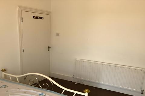 3 bedroom terraced house to rent - London, E12