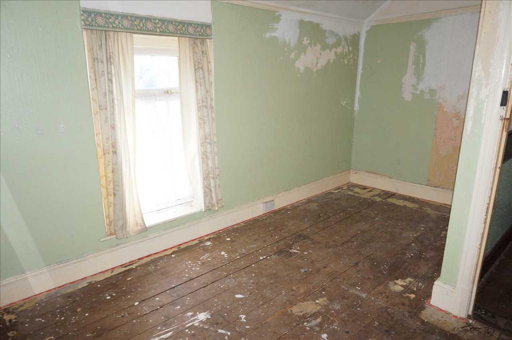 Front bedroom 1 :
